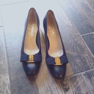 Vintage Salvatore Ferragamo navy kitten heel/Vara pump gold accent/grosgrain bow